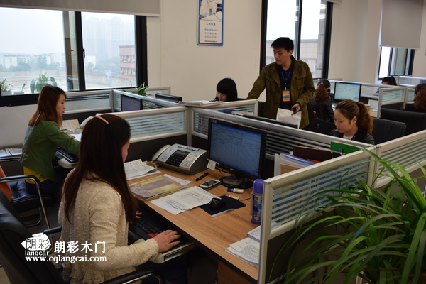 重庆朗彩木门：销售人员忙碌的工作中